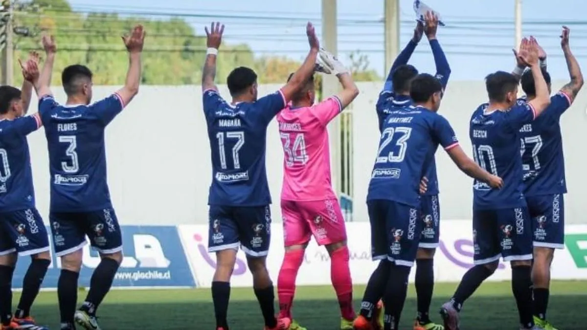 El fútbol chileno enfrenta crisis: corrupción y decisiones ocultas en la sombra.