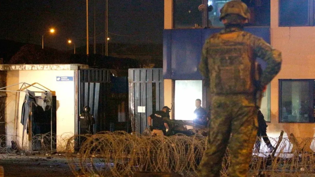 Un civil fallece y 12 militares heridos en protestas en Ecuador. Un civil fallece y 12 militares heridos en protestas en Ecuador.