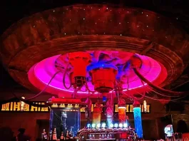 Descubre la fonda temática que fusiona ciencia ficción y diversión galáctica.