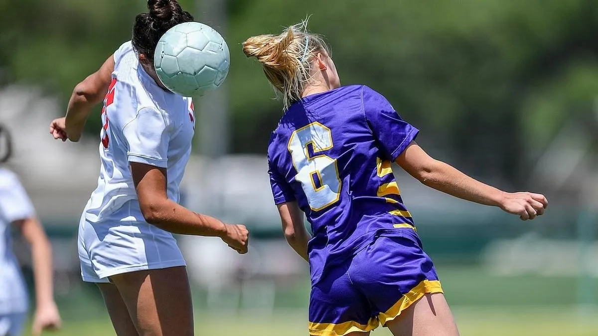 Cabecear un balón de fútbol puede afectar negativamente la salud cerebral.