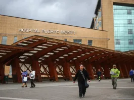 Madre denuncia que hospital negó GES a su hijo por ser menor de edad.