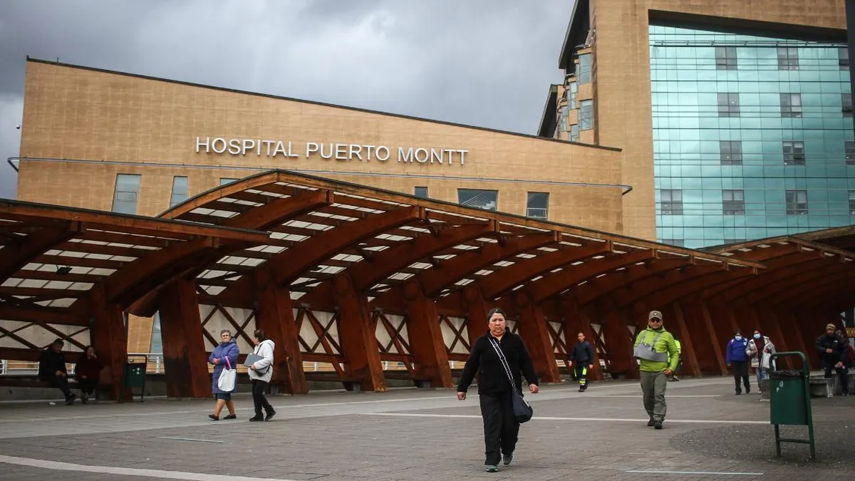 Madre denuncia que hospital negó GES a su hijo por ser menor de edad.