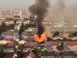Incendio en La Cisterna: dos personas afectadas por inhalación de monóxido de carbono.