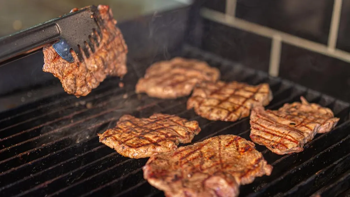 El instante clave para salar la carne y lograr un sabor excepcional. El instante clave para salar la carne y lograr un sabor excepcional.
