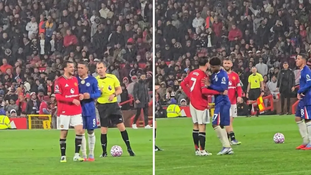 Enzo Fernández y un rival del Manchester United: tensión en el cara a cara.