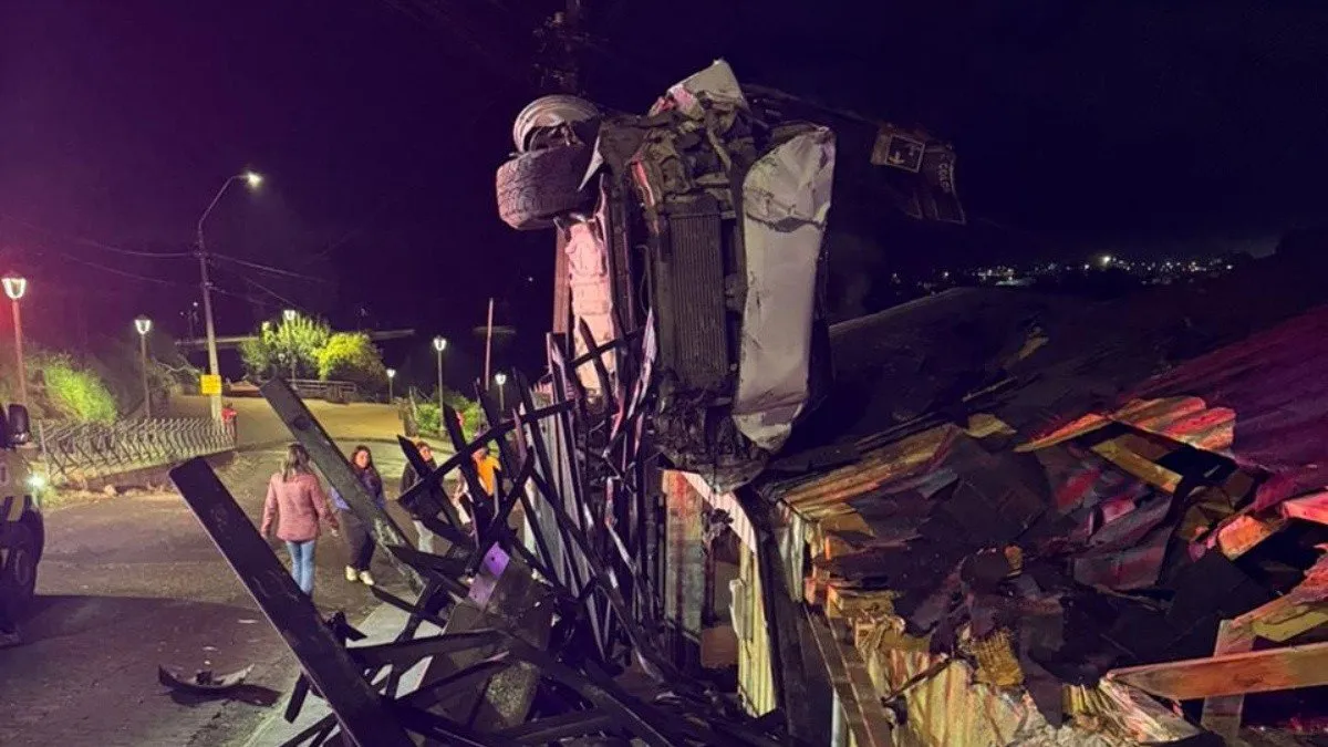 Un auto quedó volcado en el techo de una casa en Nacimiento