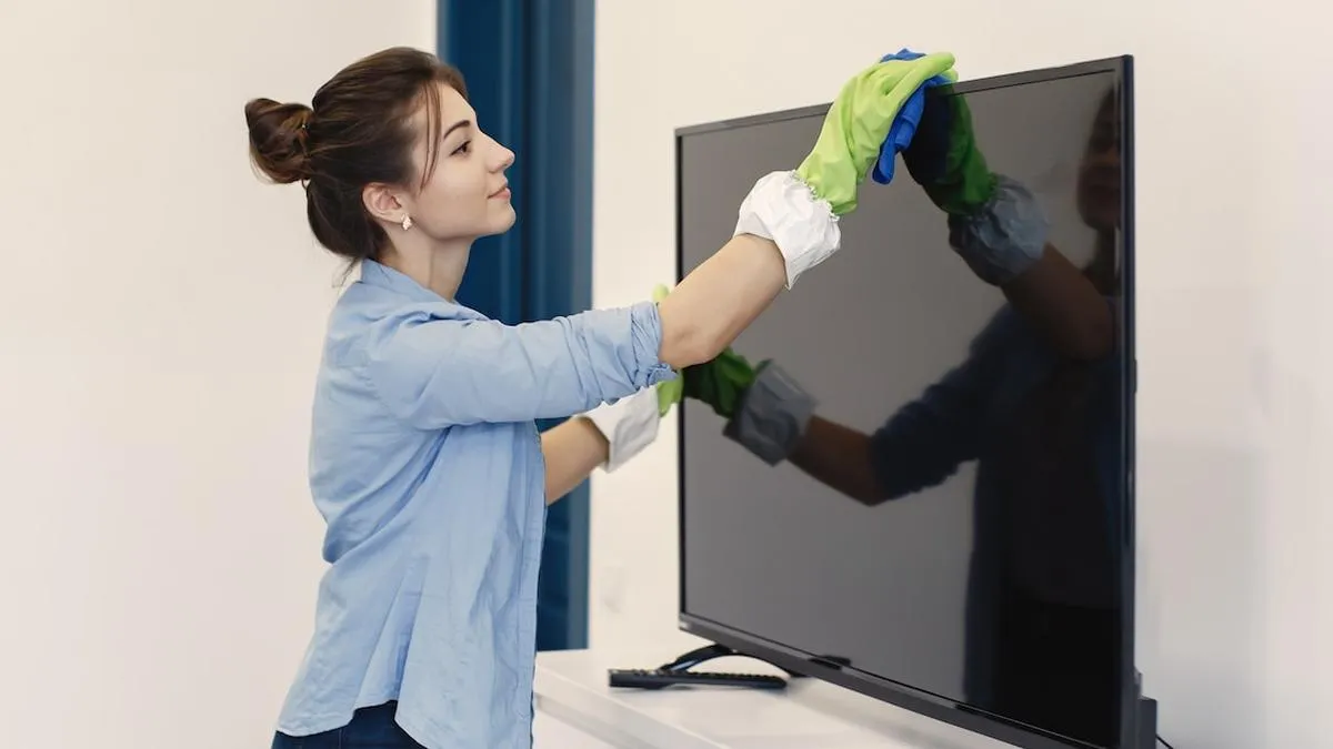 Consejos para limpiar tu televisor sin rayar la pantalla ni dañarla. Consejos para limpiar tu televisor sin rayar la pantalla ni dañarla.