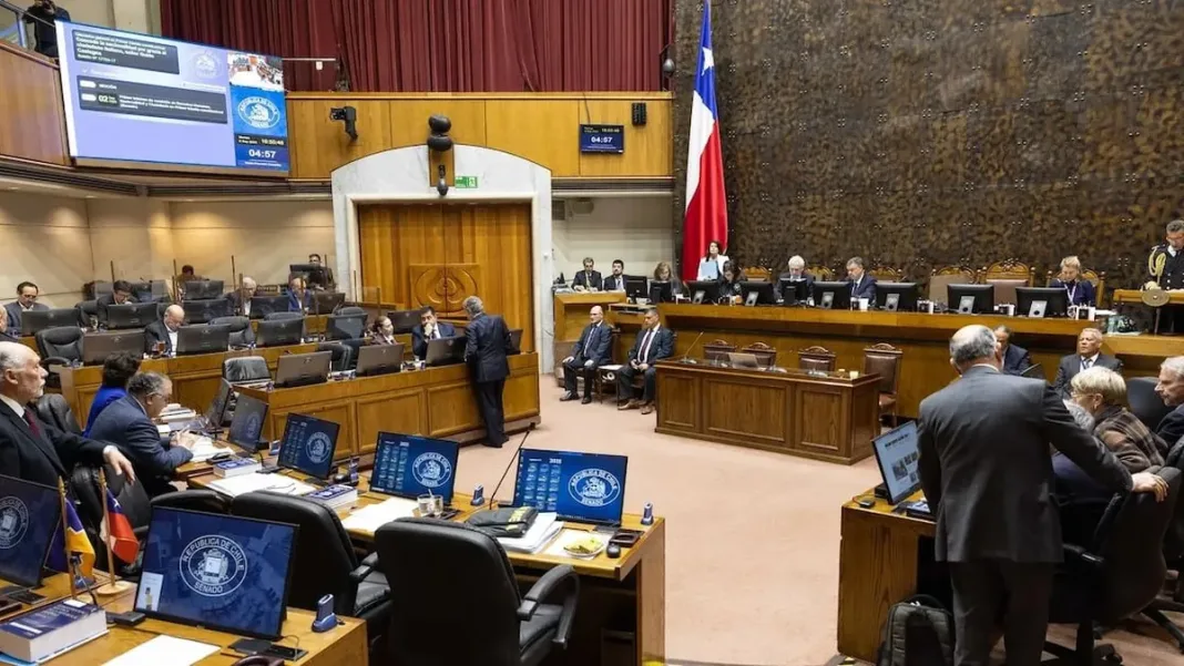 El Senado aprueba ley que prohíbe celulares en colegios hasta sexto básico. El Senado aprueba ley que prohíbe celulares en colegios hasta sexto básico.