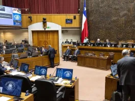 El Senado aprueba ley que prohíbe celulares en colegios hasta sexto básico.