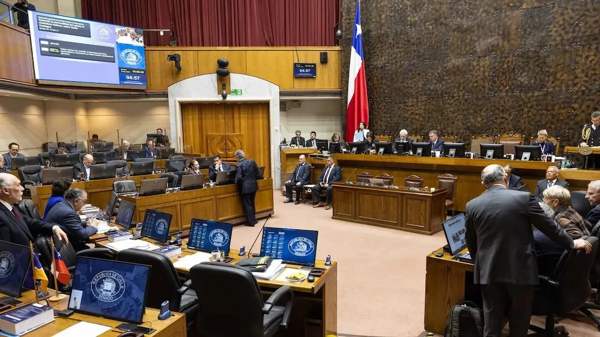 El Senado aprueba ley que prohíbe celulares en colegios hasta sexto básico.