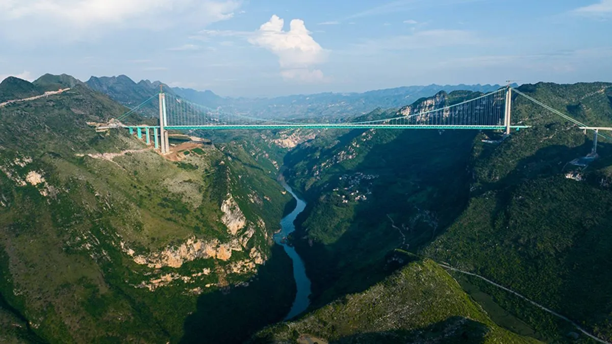 El puente más alto del mundo se inaugura en China tras tres años de construcción.