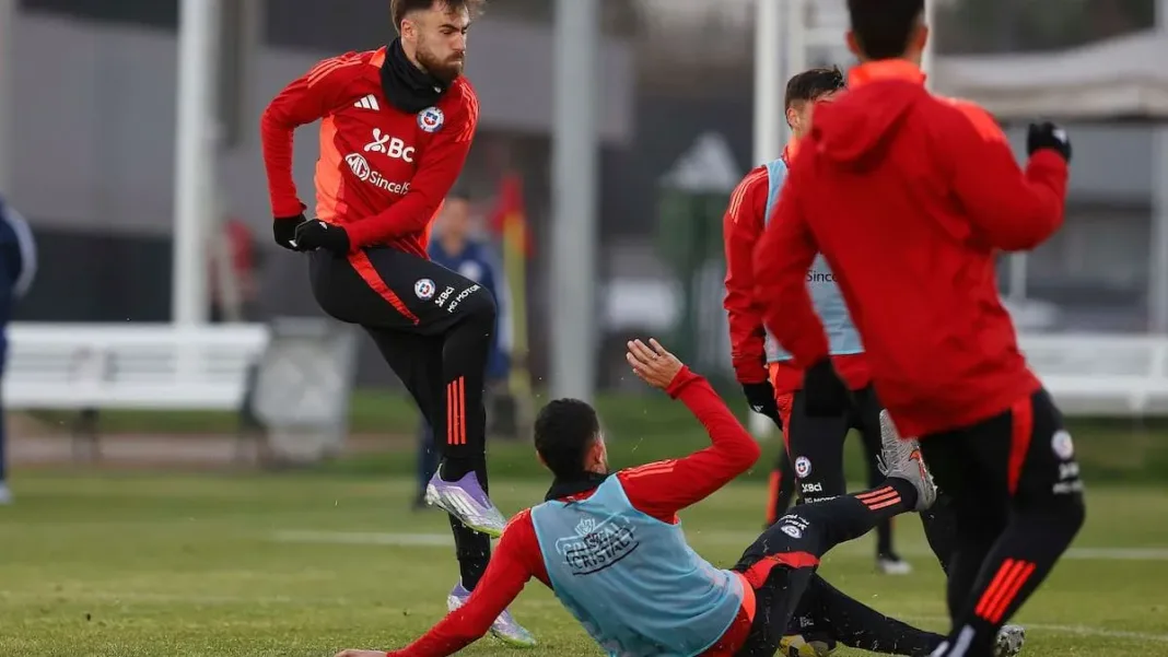 La Roja se prepara con ausencias y sorpresas antes del duelo contra Uruguay. La Roja se prepara con ausencias y sorpresas antes del duelo contra Uruguay.