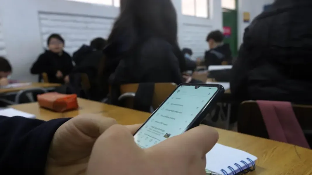 Estudio Ipsos revela descontento con la educación y apoyo a prohibir RRSS en Chile. Estudio Ipsos revela descontento con la educación y apoyo a prohibir RRSS en Chile.