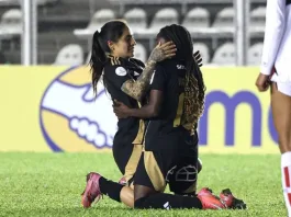 Mary Valencia deslumbra con un golazo y lleva a Colo Colo a cuartos de final.