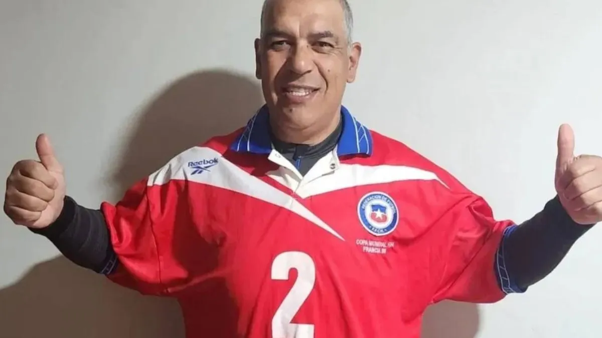 Mundialista con la Roja remata camiseta de Francia 98 para financiar operación. Mundialista con la Roja remata camiseta de Francia 98 para financiar operación.