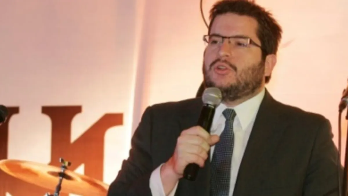 El asesor de Kast defiende su postura ante acusaciones de abuso en su columna.