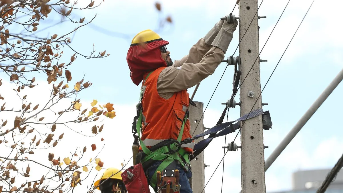 Cortes de luz en Santiago: conoce las 11 comunas afectadas este viernes. Cortes de luz en Santiago: conoce las 11 comunas afectadas este viernes.