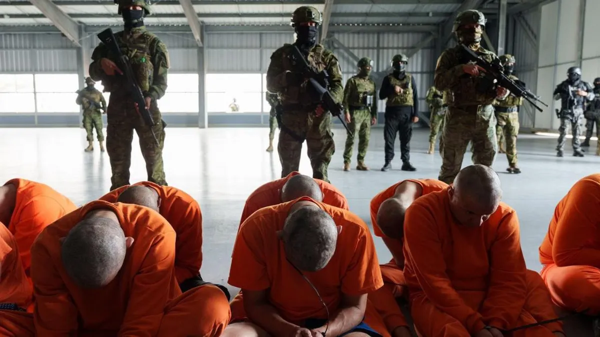 Ecuador traslada a 300 reos peligrosos a nueva megacárcel tras motín violento. Ecuador traslada a 300 reos peligrosos a nueva megacárcel tras motín violento.