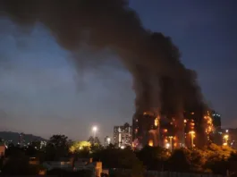 Tres detenidos tras incendio en complejo residencial de Hong Kong; 44 muertos.