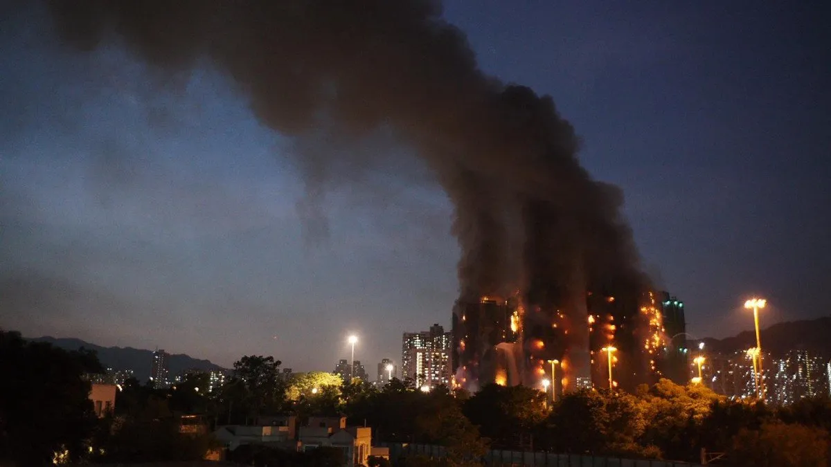 Tres detenidos tras incendio en complejo residencial de Hong Kong; 44 muertos.