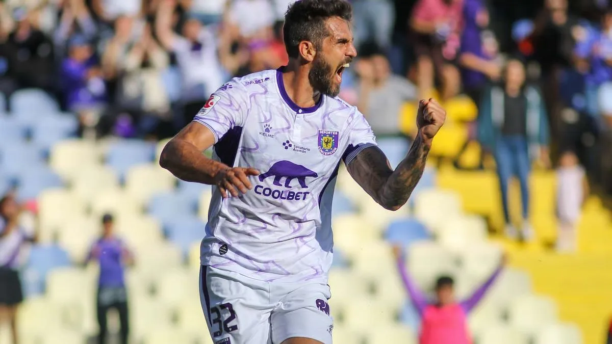 Joaquín Larrivey brilla y Deportes Concepción lidera ante Antofagasta en la Liguilla. Joaquín Larrivey brilla y Deportes Concepción lidera ante Antofagasta en la Liguilla.