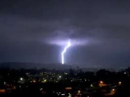 Tormentas eléctricas afectan 5 regiones del sur este domingo y lunes.