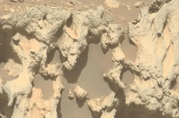 El rover Perseverance descubre un misterioso objeto marciano de origen extraterrestre.