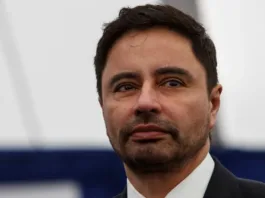 Carter apoya a Kast y critica a Matthei por su postura en el debate sobre vidrio blindado.