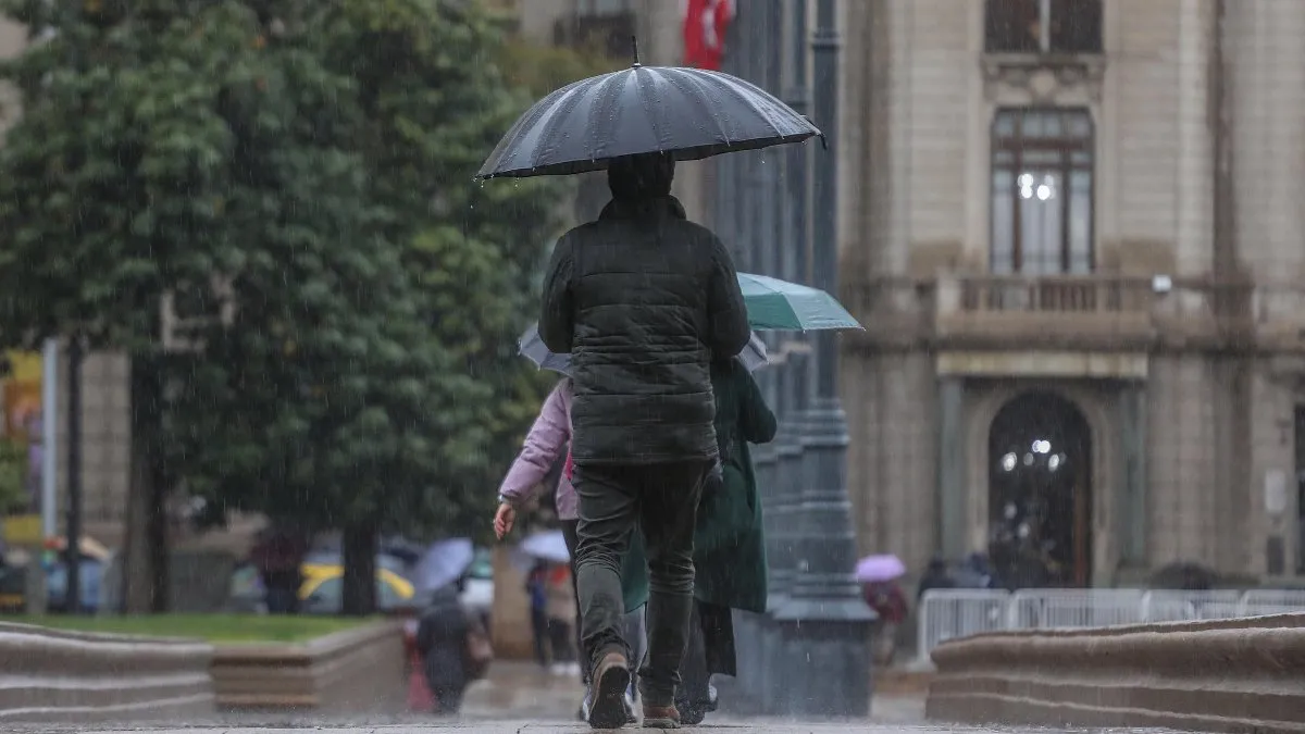 De calor a lluvia: Santiago se prepara para un cambio climático inesperado. De calor a lluvia: Santiago se prepara para un cambio climático inesperado.