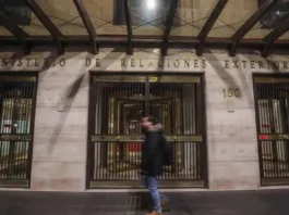 Diputados UDI exigen auditoría en embajadas por presuntos favores políticos.