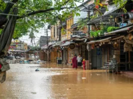 Aumenta a 90 el número de muertos por lluvias torrenciales en Vietnam.
