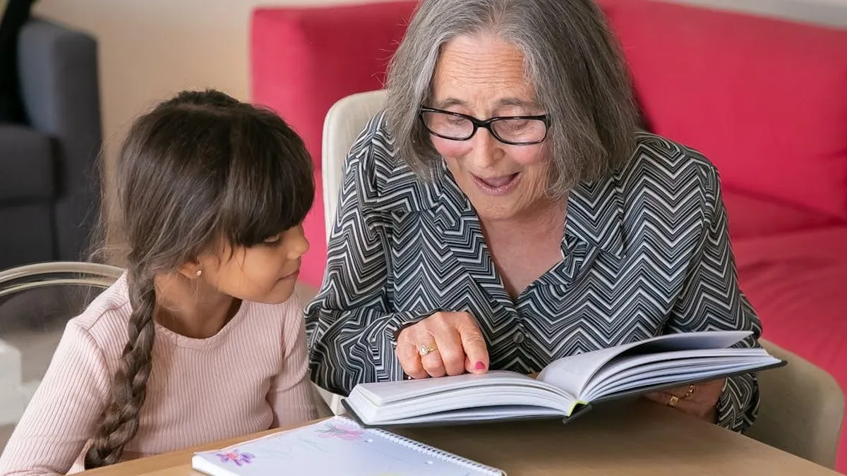 El cuidado de abuelos alivia a padres