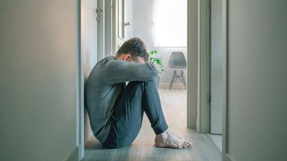 Explorando el suicidio laboral en Chile y la falta de políticas de protección.