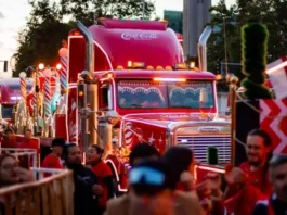 La Caravana Navideña de Coca Cola ilumina Temuco con su mágico recorrido.