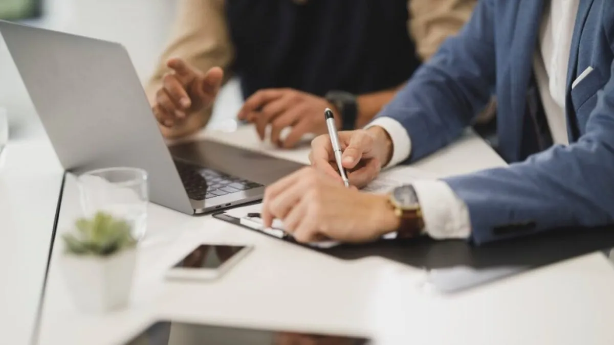 Descubre las 10 carreras más saturadas en el mercado laboral chileno.