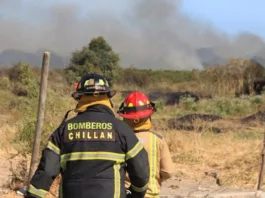 Incendio forestal en Chillán tras choque; áreas cercanas sin electricidad.