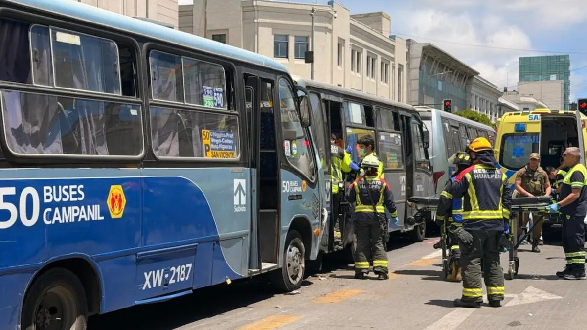 Colisión triple de micros en Concepción deja al menos 4 heridos en el centro.