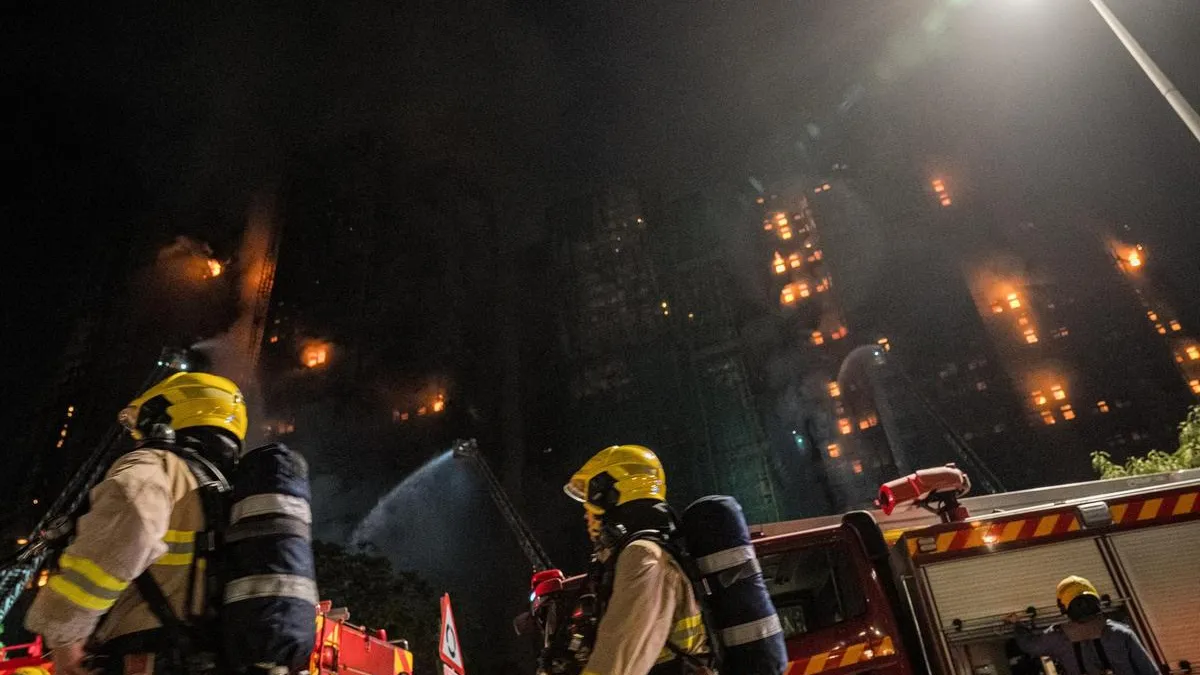 El megaincendio en Hong Kong deja 151 muertos y más de 30 desaparecidos. El megaincendio en Hong Kong deja 151 muertos y más de 30 desaparecidos.