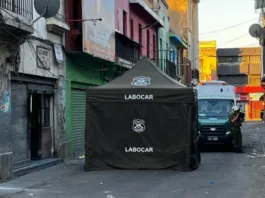 Homicidio en Recoleta: hombre apuñalado en restaurante cerca de la Vega.