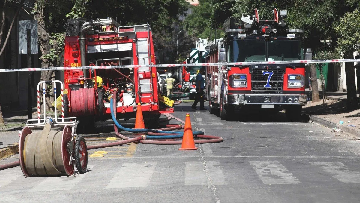 Incendio en edificio de departamentos en Independencia provoca evacuación masiva.