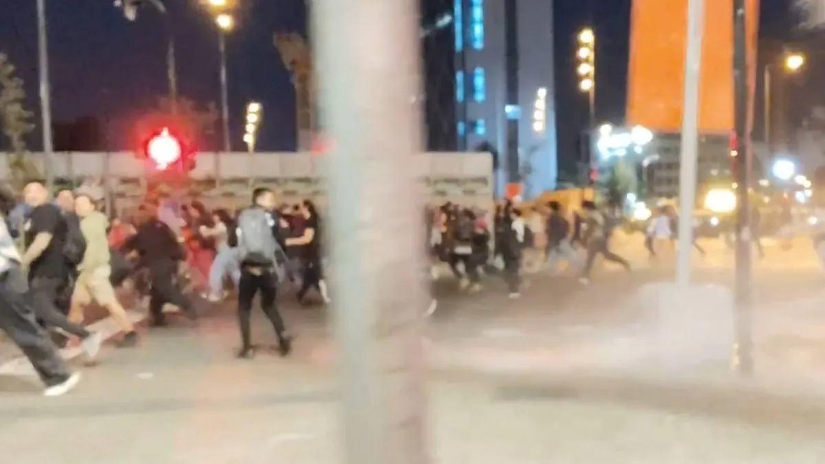 Manifestantes en Plaza Baquedano tras la victoria de José Antonio Kast.