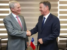 El Presidente del Senado saluda al Presidente electo en un acto protocolar.