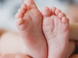 Los padres claman justicia tras la entrega errónea de sus bebés fallecidos.