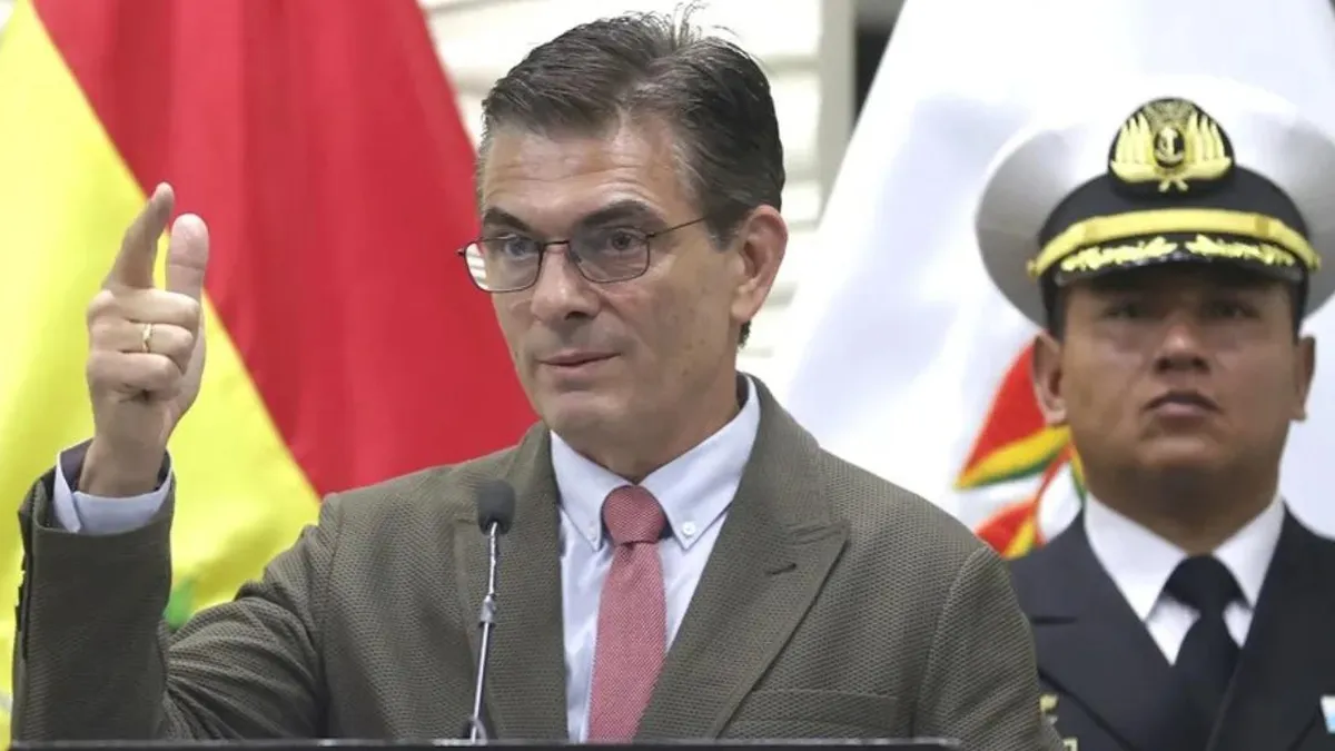 El presidente de Bolivia anuncia fin del subsidio a combustibles y aumento del salario.