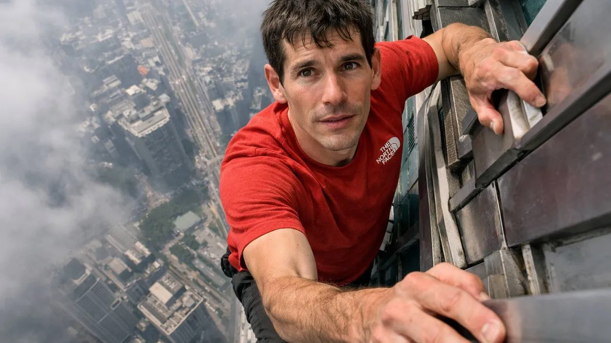 Alex Honnold escala un rascacielos sin cuerdas