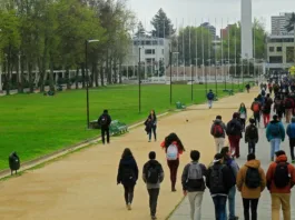 El individualismo crece entre jóvenes chilenos en un futuro incierto.