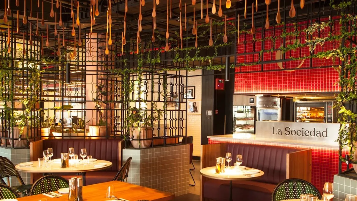 "La Sociedad" en La Dehesa: fusión de sabores y cultura en un solo lugar.