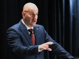 El embajador Judd defiende la postura de EE.UU. ante críticas de Boric.