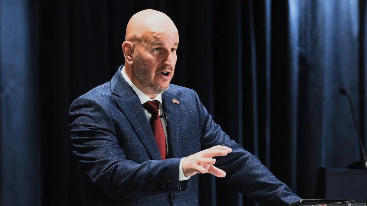 El embajador Judd defiende la postura de EE.UU. ante críticas de Boric.