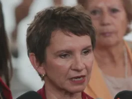 Carolina Tohá critica al FA y PC por su apoyo a la Ley Nain-Retamal en medio de crisis.